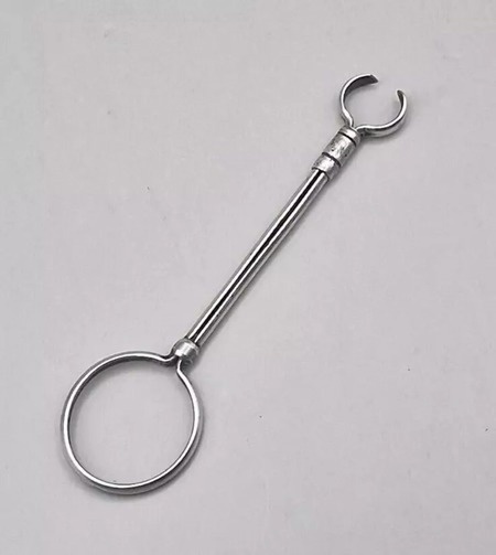 Источник фото: https://www.antiqueendeavors.com/webshop/antiques/danish-finger-ring-holder-ladies-cigarette-holder-in-930s-silver