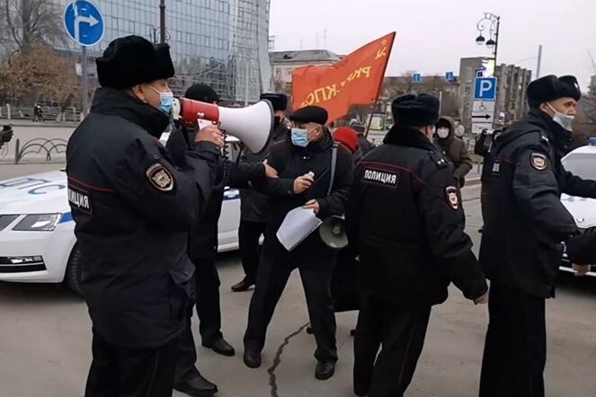 Полицейские хватают А.К. Черепанова