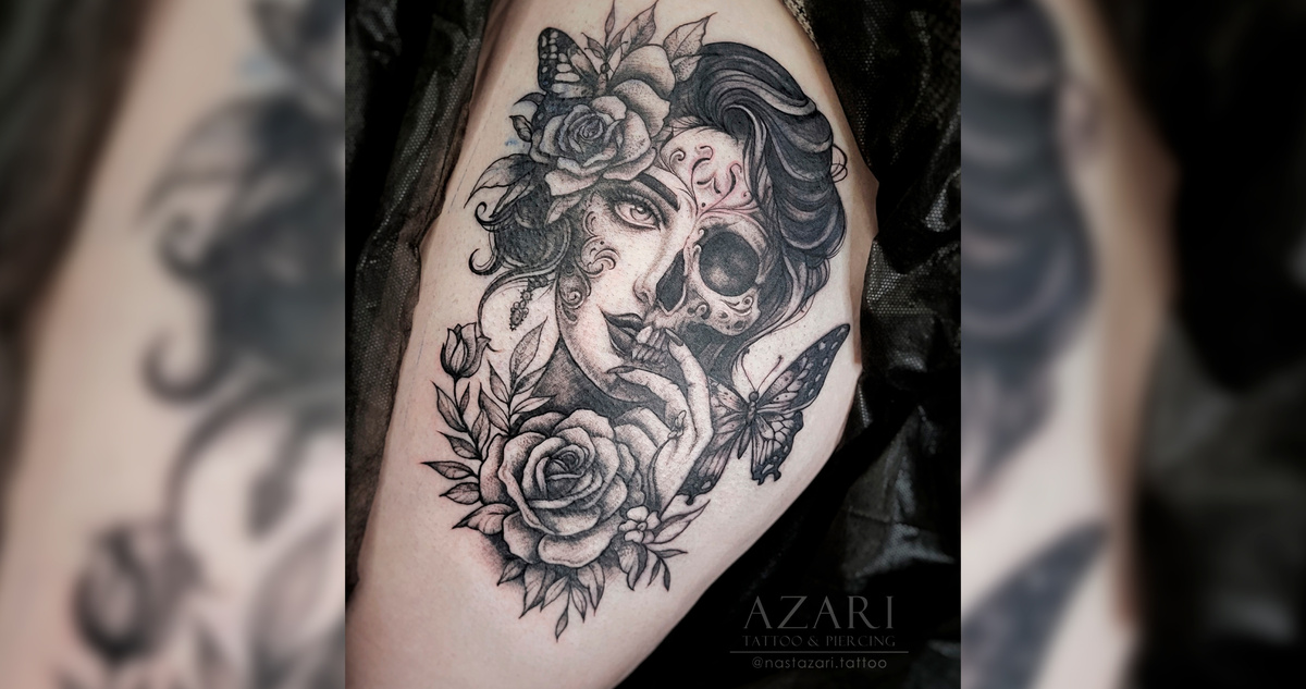 Эффектная ч/б татуировка на бедре. Мастер: Анастасия Азари.