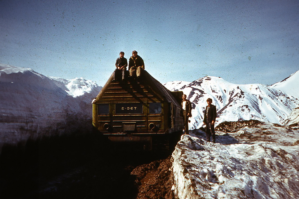    Советские инженеры на турбинном блоке самоходной атомной электростанции ТЭС-3. Фото из личного архива Дмитрия Зорина