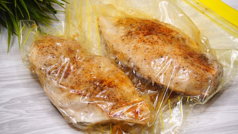 Кладу мясо в пакет и на замену колбасе готовлю куриную грудку, сочную и нежную