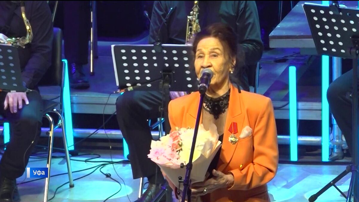    В Уфе Радий Хабиров вручил награды женщинам, добившимся высоких результатов в своей профессии