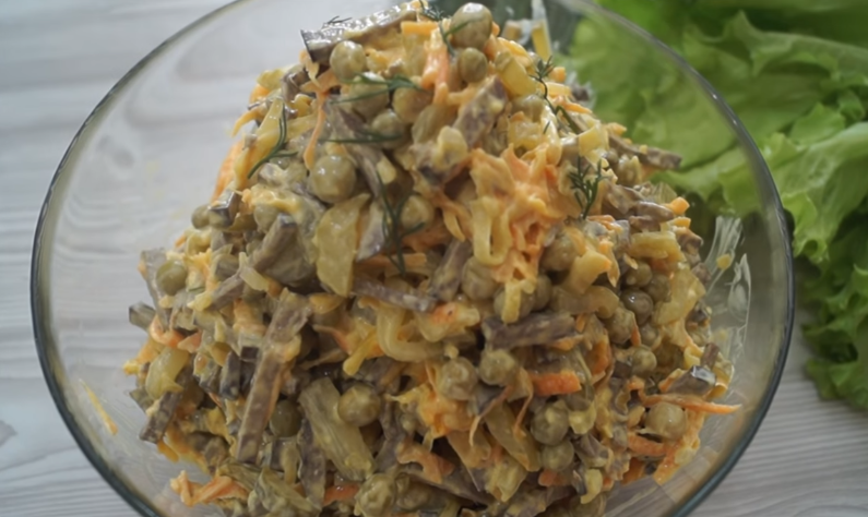 Печень в этом салате по-новому проявляет свой вкус, а в сочетании с овощами и специями создает невероятное по вкусу блюдо.