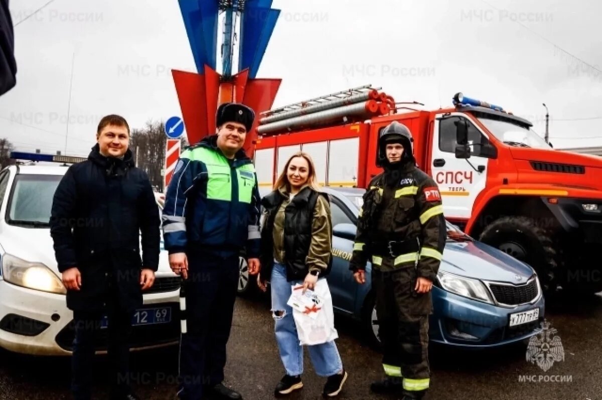    Сотрудники полиции и МЧС вручали цветы женщинам-водителям Твери