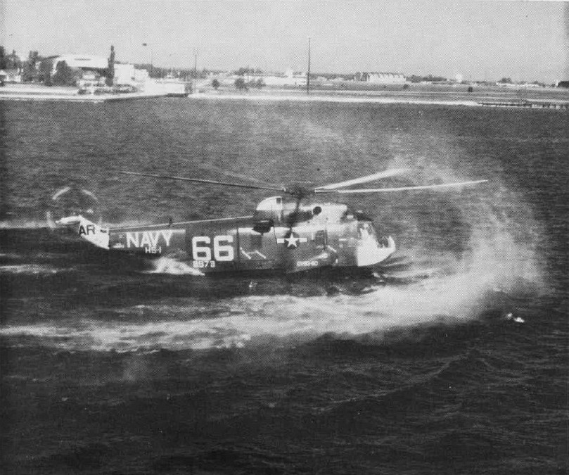 SH-3 Sea King садится на воду