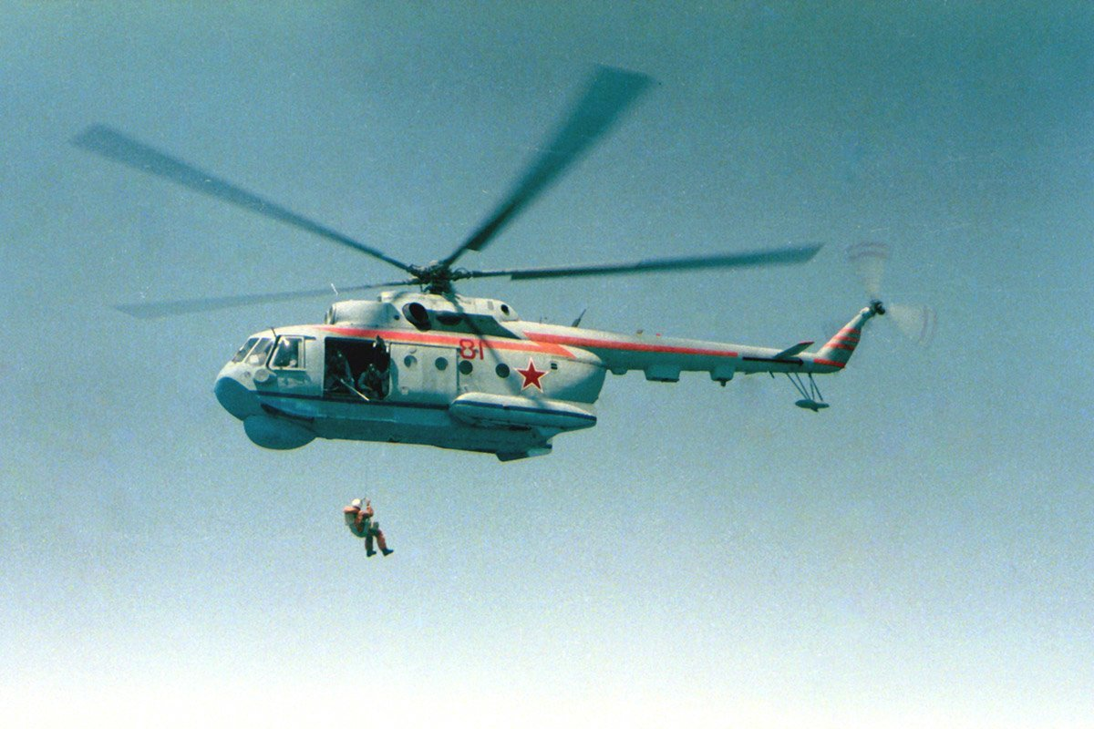 Ми-14ПС поднимает человека на борт