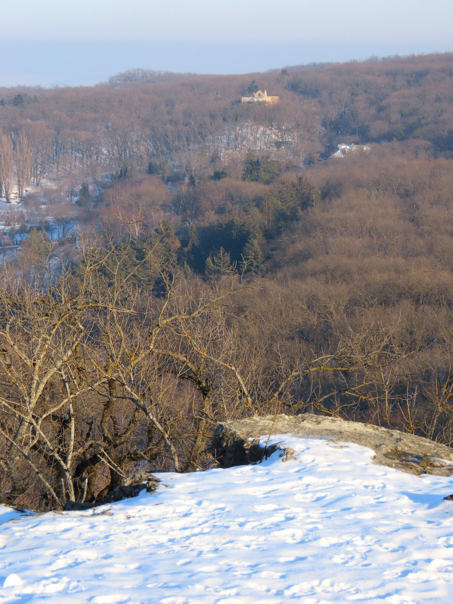 Вид на "замок" с Перкальских скал (март 2025 года)