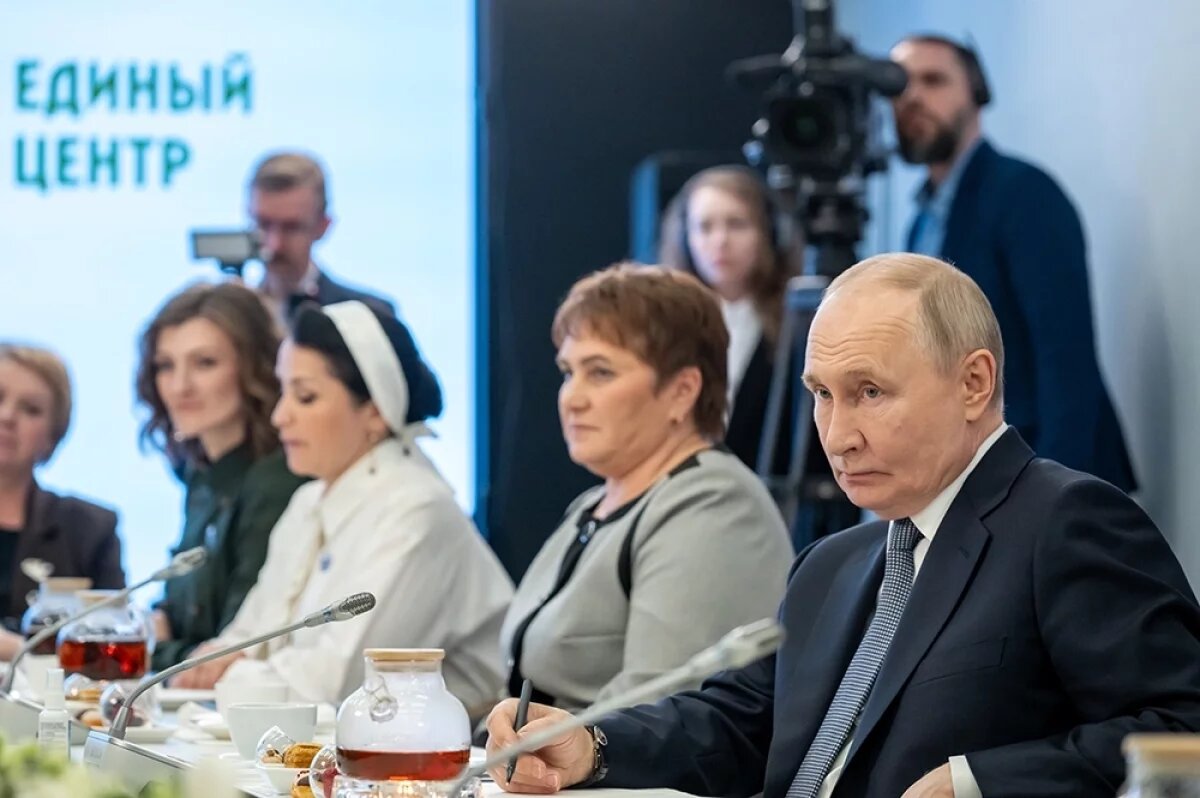    Владимир Путин на встрече с сотрудницами и подопечными фонда поддержки участников СВО «Защитники Отечества».