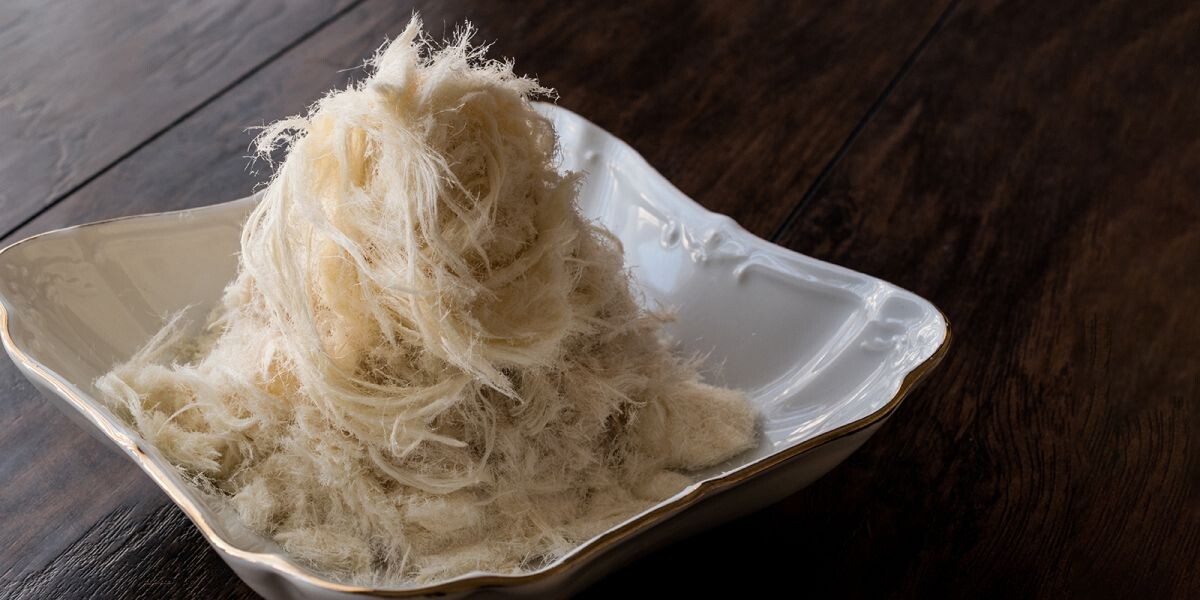 Пишмание — «волосы», которыми начиняют шоколад. Источник: Shutterstock📷
