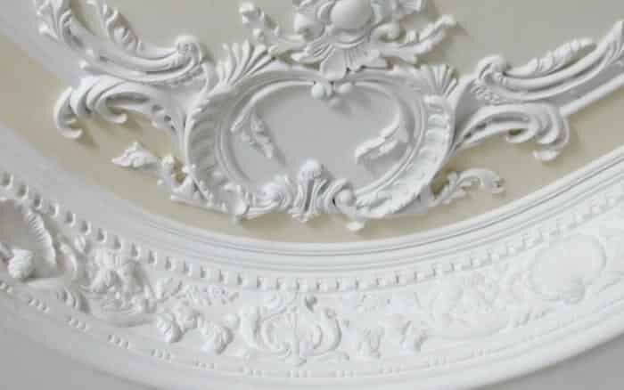 Всё про карнизы из гипса: виды, особенности, как и чем крепить