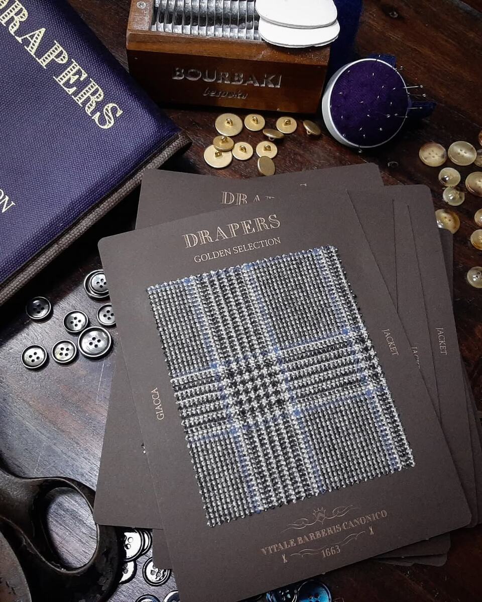 Образцы тканей из коллекции Golden Selection – выразительной подборки от Drapers для пошива непарных пиджаков, демисезонных пальто, спортивных жилетов, шекетов, верхних рубашек и прочих актуальных предметов мужского гардероба в ателье Bourbaki.