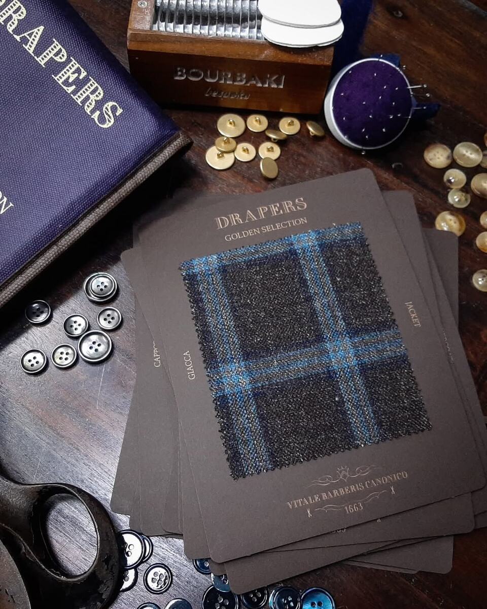 Образцы тканей из коллекции Golden Selection – выразительной подборки от Drapers для пошива непарных пиджаков, демисезонных пальто, спортивных жилетов, шекетов, верхних рубашек и прочих актуальных предметов мужского гардероба в ателье Bourbaki.