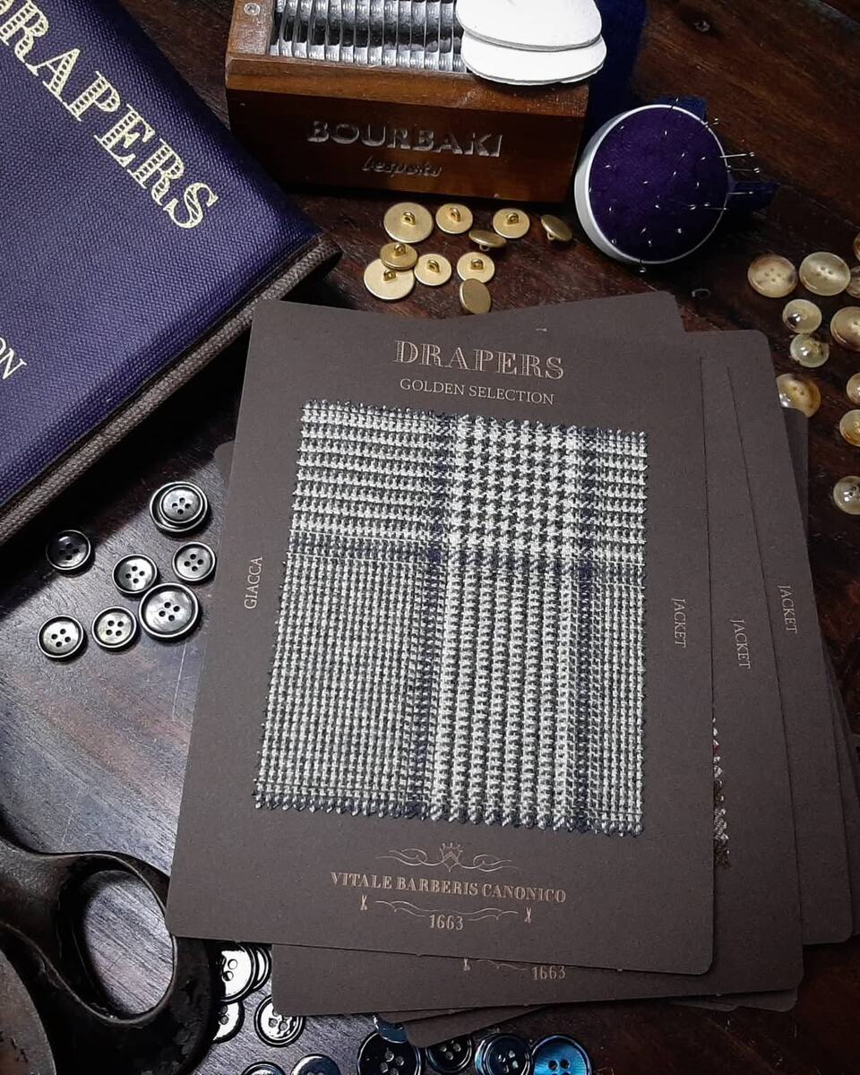 Образцы тканей из коллекции Golden Selection – выразительной подборки от Drapers для пошива непарных пиджаков, демисезонных пальто, спортивных жилетов, шекетов, верхних рубашек и прочих актуальных предметов мужского гардероба в ателье Bourbaki.
