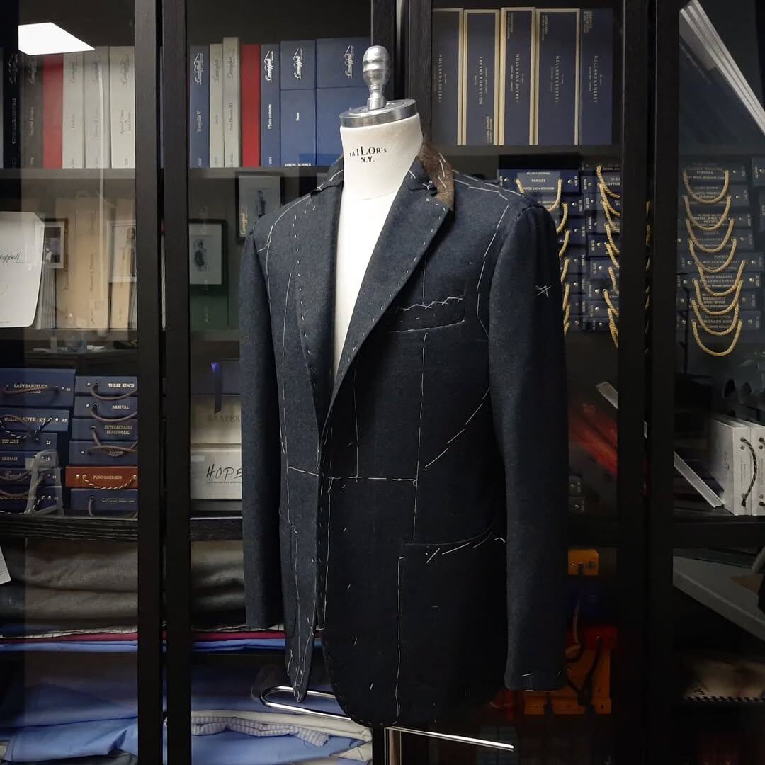 Непарный пиджак из серой фланели Drapers из коллекции Lady Sanfelice Flannels в работе в ателье Bourbaki.