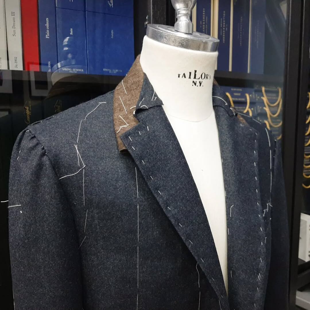 Непарный пиджак из серой фланели Drapers из коллекции Lady Sanfelice Flannels в работе в ателье Bourbaki.