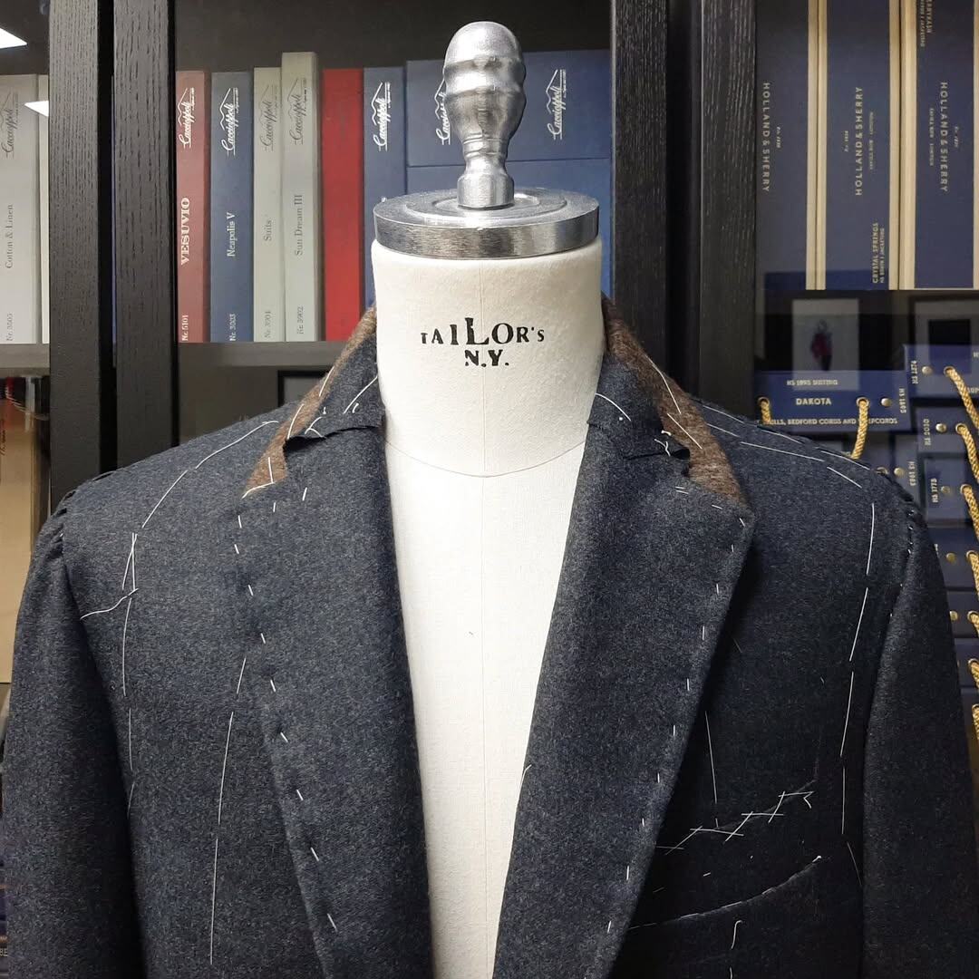 Непарный пиджак из серой фланели Drapers из коллекции Lady Sanfelice Flannels в работе в ателье Bourbaki.