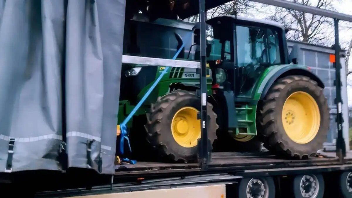 Фото: © Politie Oost-Nederland
Снято недалеко от границы с Германией: украденный трактор в кузове грузовика (фото архивное, иллюстративное, 2021 год)