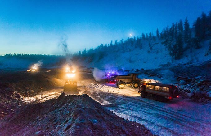 По данным Роснедр, «Алроса» и ее дочернее АО «Алмазы Анабара» рассчитывают в 2026-2027 годах завершить геологическое изучение на золото трёх участков в Красноярском крае. Сумма финансирования заявленных проектов превышает 2,3 млрд рублей