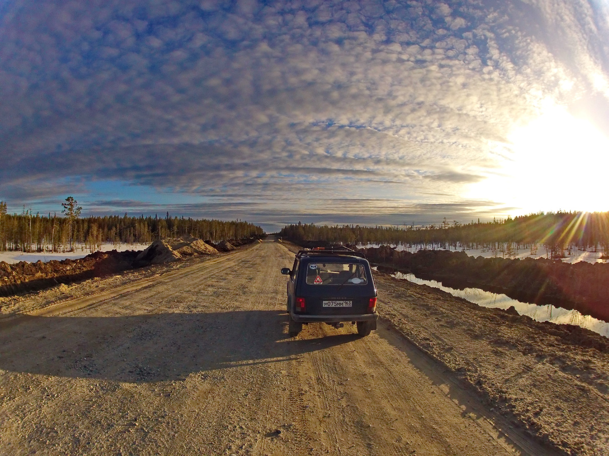 Грейдер где то на учатке поселок Вис - поселок Нижняя Пера. Весна