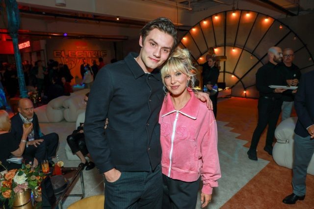    Луи Партридж и Милли Бобби Браун. Фото: Getty Images