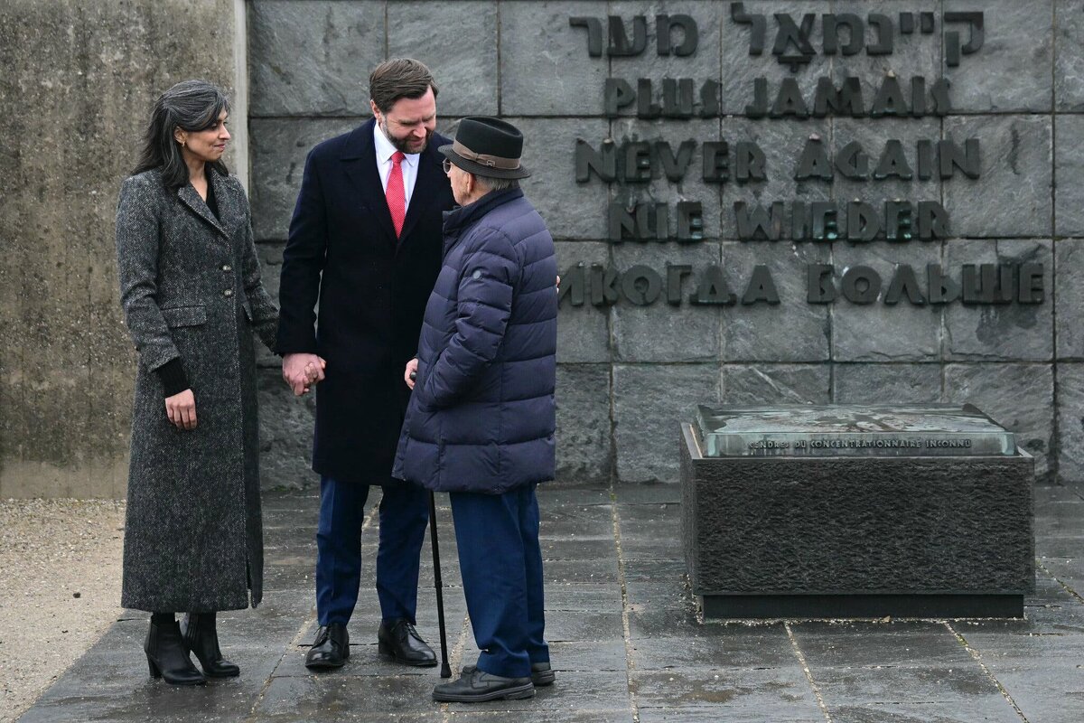 Уша Вэнс, Джей Ди Вэнс и 97-летний Абба Наор. Источник: Tobias Schwarz/Agence France-Presse — Getty Images
