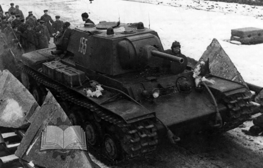 Похороны твнкиста, 1942 год. Танк из состава 1-й краснознаменной танковой бригады, на нем усатновлено 8 запасных бачков.