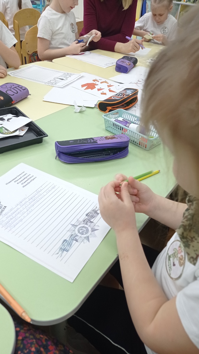 Делали письмо для раненых бойцов. Я писала пожелание, а Ангелина цветочки рисовала. 