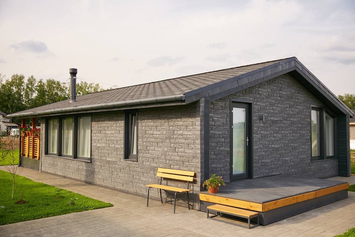 С виду — типичный каркасник. Сначала даже кажется, что это картинка из проекта. Но нет, именно так дом выглядит летом. Фотография настоящая