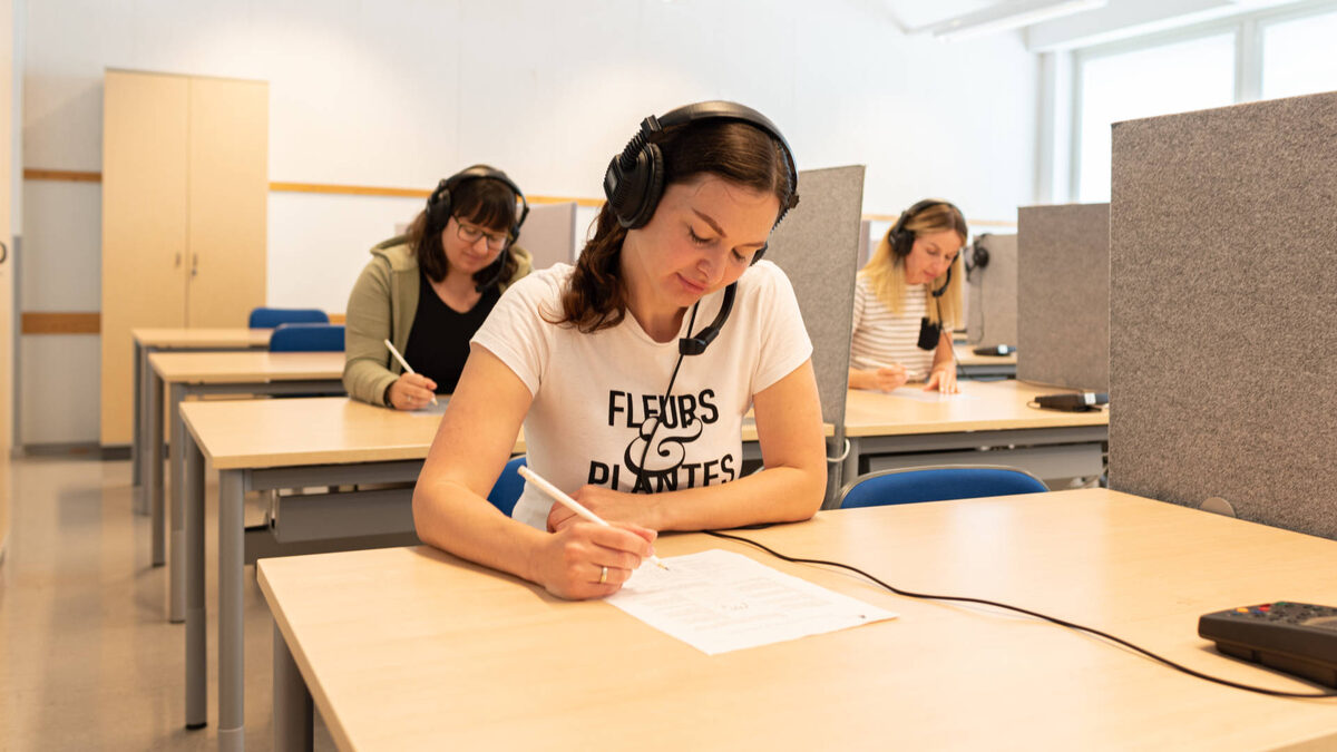 Студенты сдают YKI - финский языковой экзамен