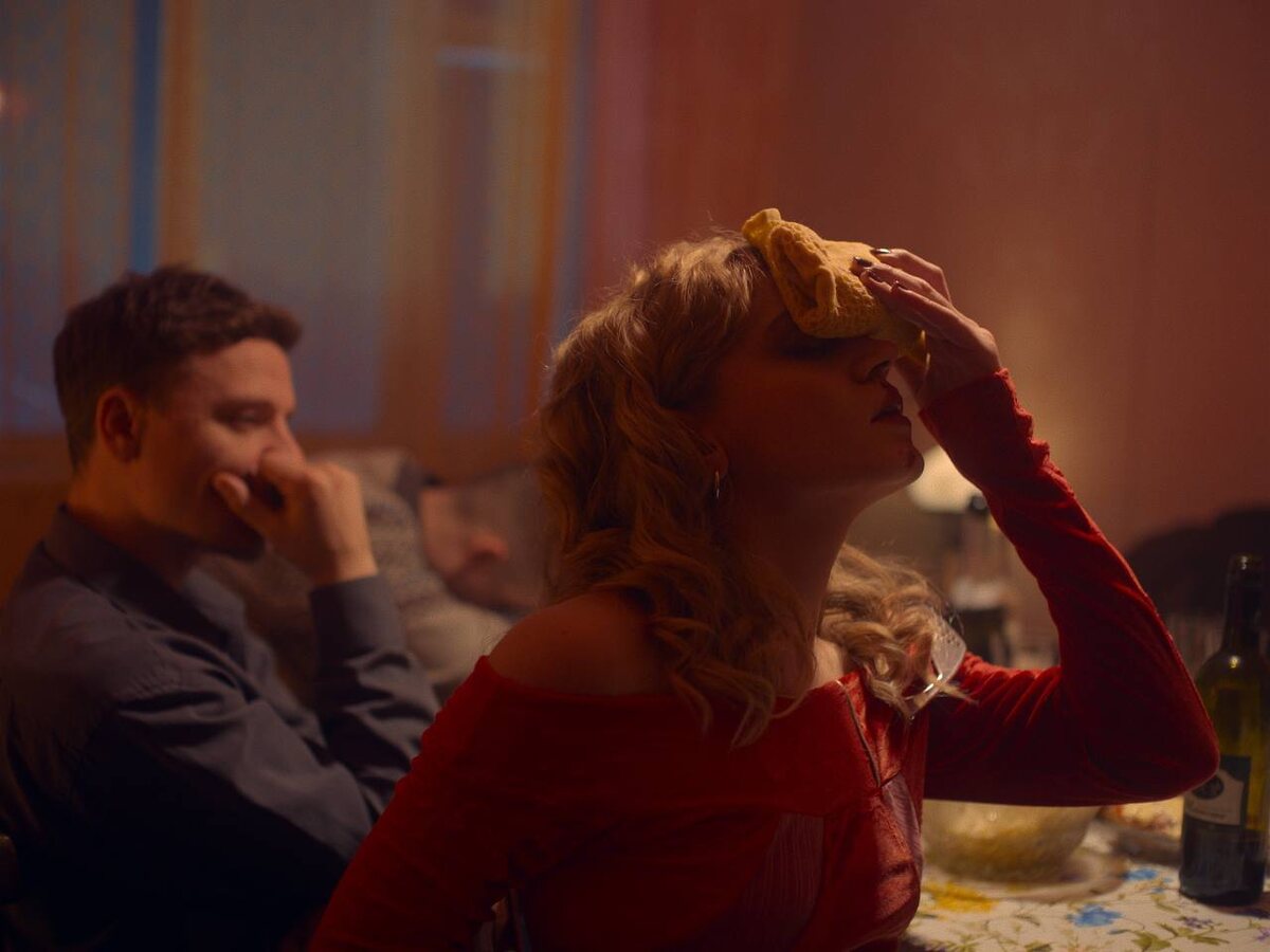 Карина Александрова и Леонид Тележинский. Кадр из сериала "Аутсорс".