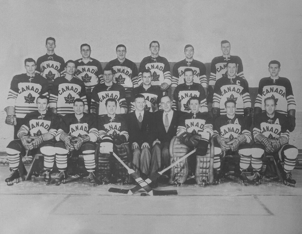  Сборная Канады (Пентиктон Виз) 24 февраля 1955 года. Дюссельдорф. Верхний ряд:   Харри Харрис (тренер), Хол Тарала, Кевин Конвей, Джек Макдоналд, Даг Килберн, Эрни Рукс.   Средний ряд:   Эд Кассиан, Берни Бэтгейт, Дон Бэрри, Грант Уорвик (играющий тренер), Джим Фэрберн, Джордж Макэвой, Дино Маскотто.   Нижний ряд:   Майк Шебага, Билл Уорвик, Айван Маклелланд, доктор Уильям Уайт (врач команды), Клем Берд (генеральный менеджер), Дон Муг, Дик Уорвик, Джек Макинтайр