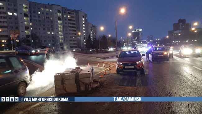 Упавшие с грузовика на съезде с МКАД на Логойский тракт бетонные плиты