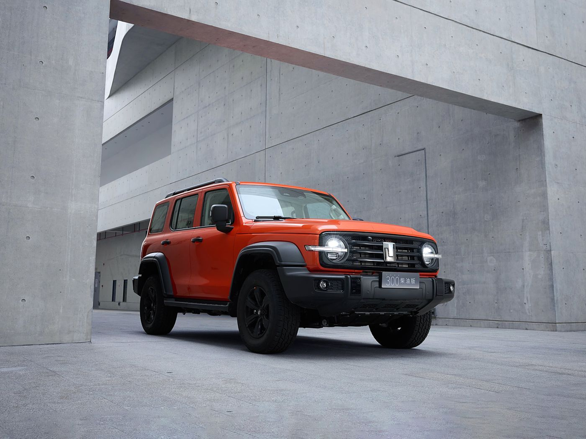 Спереди не найдёте измений, кроме фар, но о них позже