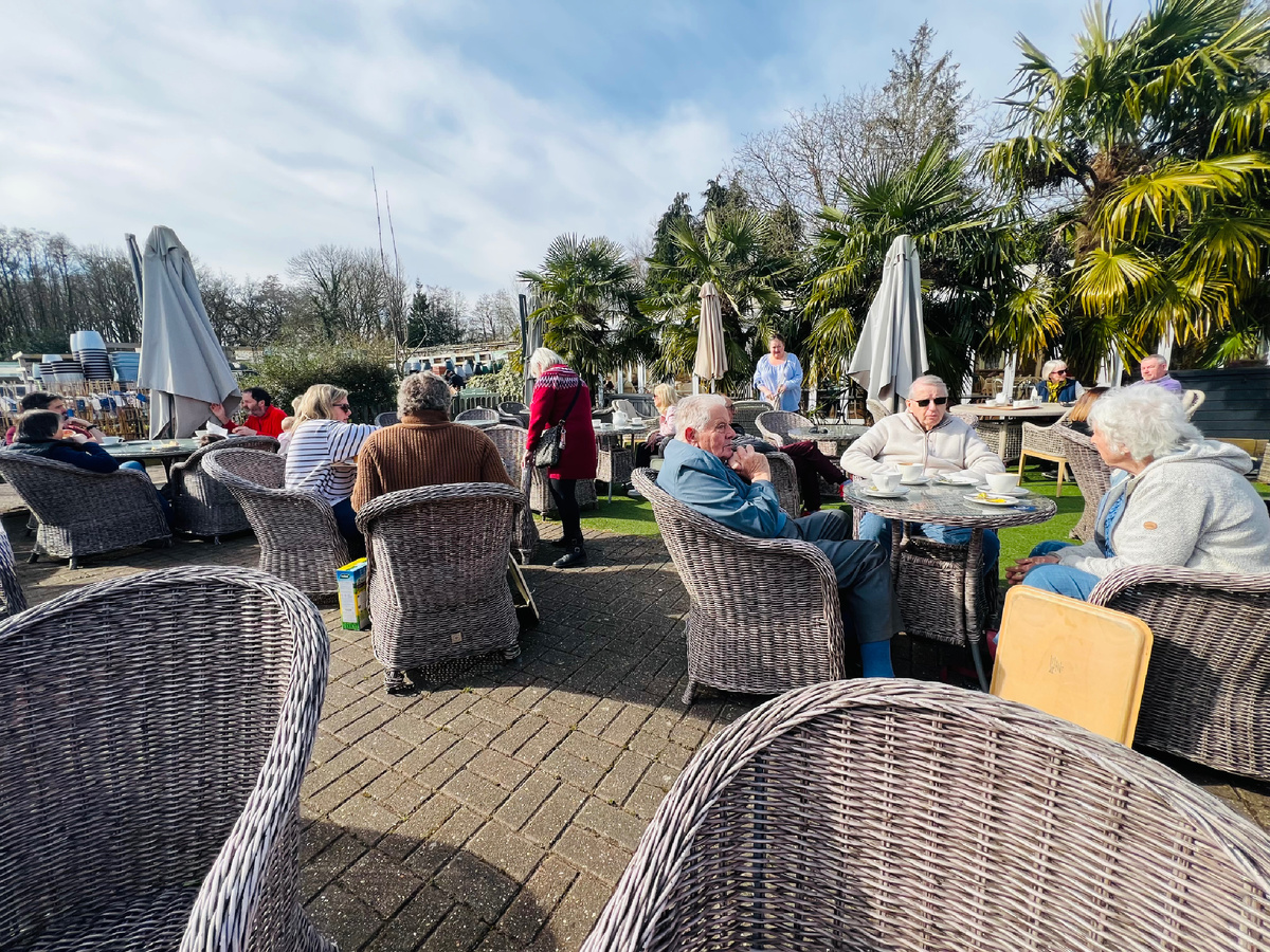 В хорошую погоду можно посидеть в уличном кафе, прямо посеридине садового центра. Фотография из личного архива. 