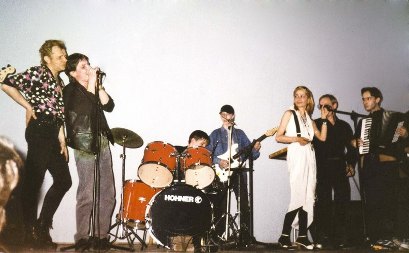 Слева направо: Задерий, Р. Туктамышев, Сергей Сиротин. Женя Валишин (гитара), Айгуль Бакирова, Боря, неизв.