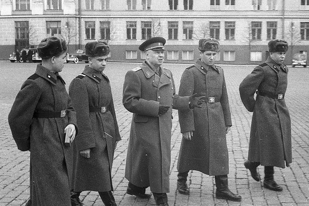    Иван Федотов, Асхат Зиганшин, Филипп Поплавский и Анатолий Крючковский в Москве с генералом Филиппом Голиковым, март 1960 года. Фото: Eugene Petrakov, Alex Petrakov / Wikimedia