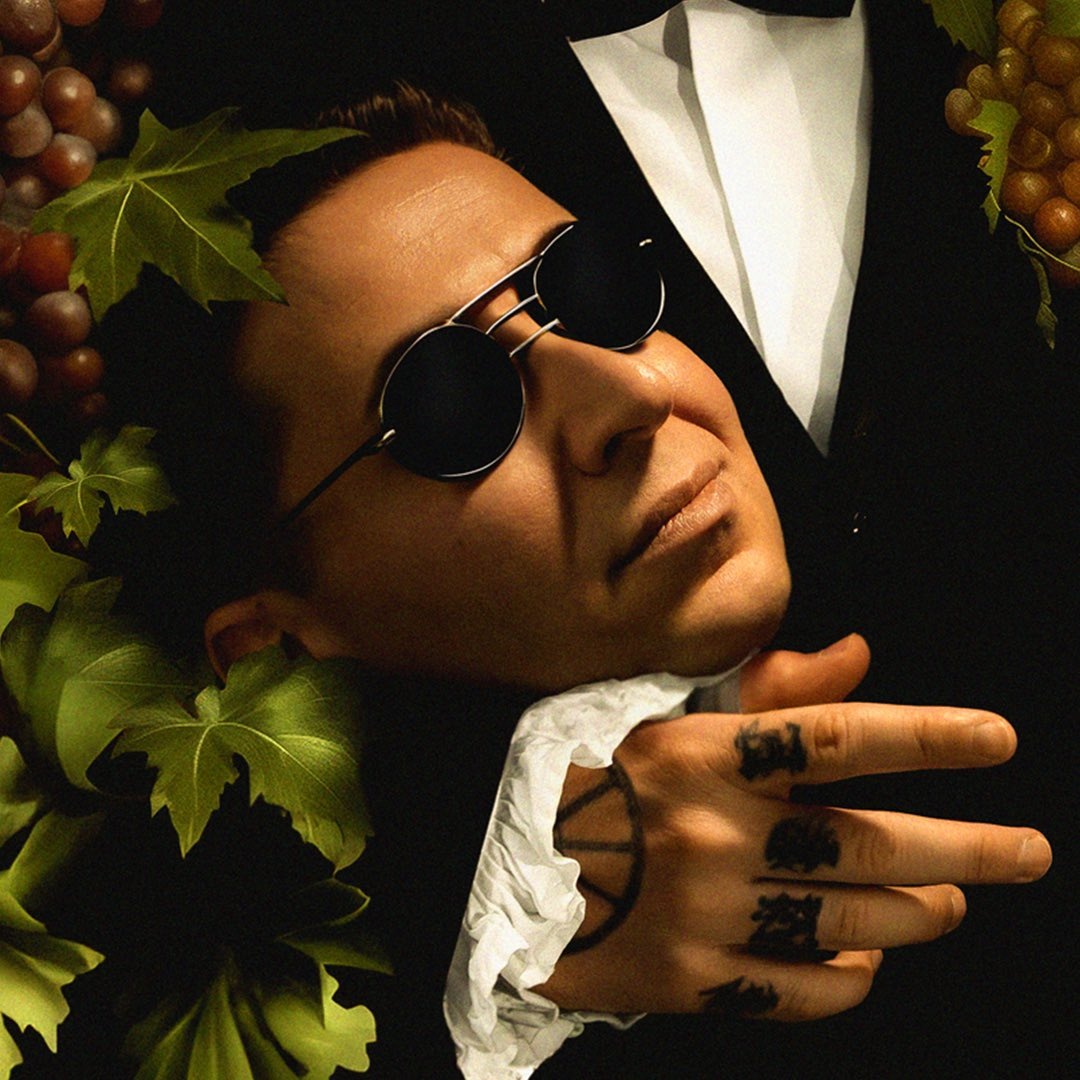 Фотография с пресс релиза последнего тура артиста. Тур был перенесён на 2026 год до скандала. Хотя в некоторых странах раскупили билеты полностью