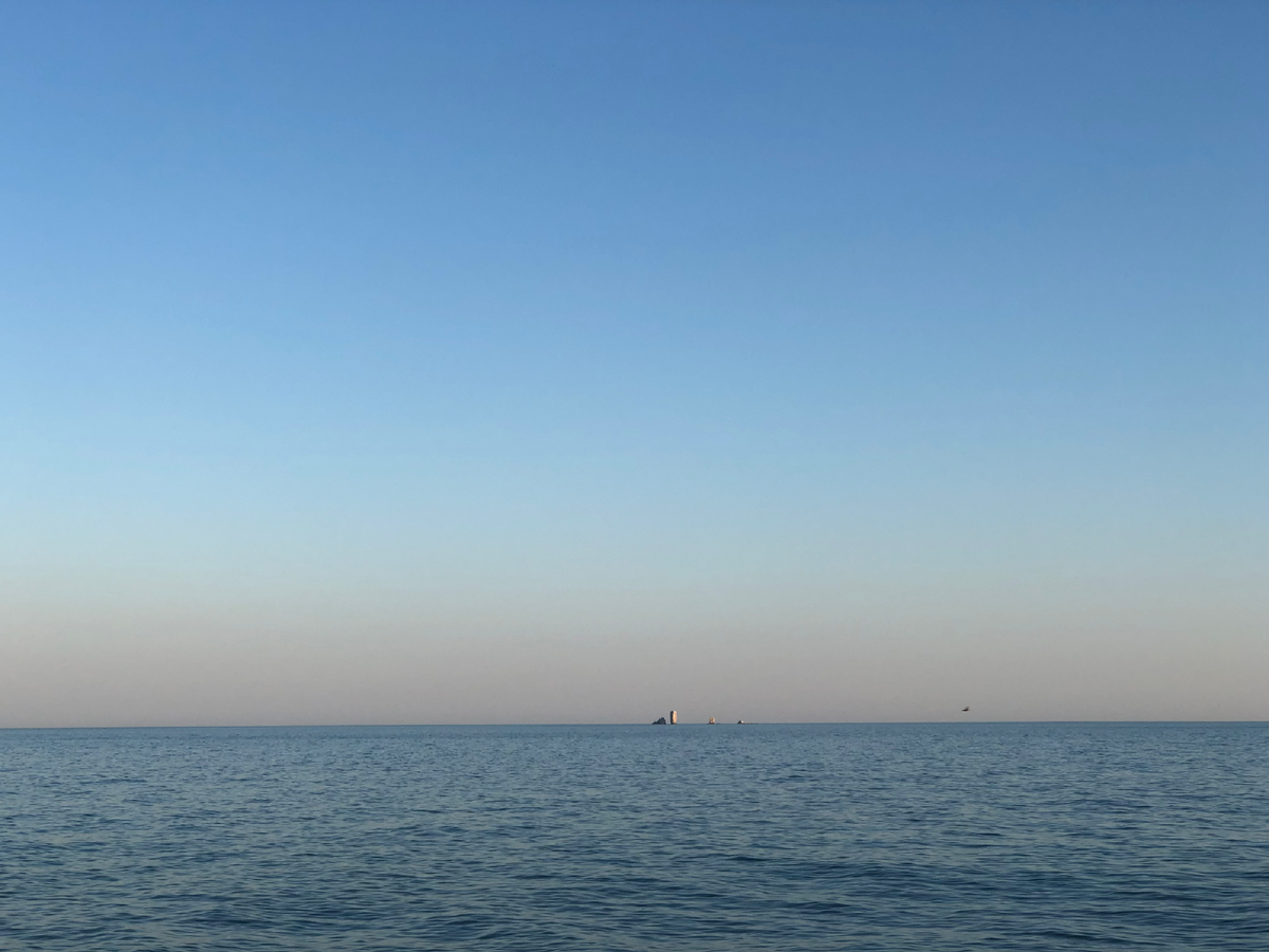 Скалы-Корабли, расстояние 4 км от берега