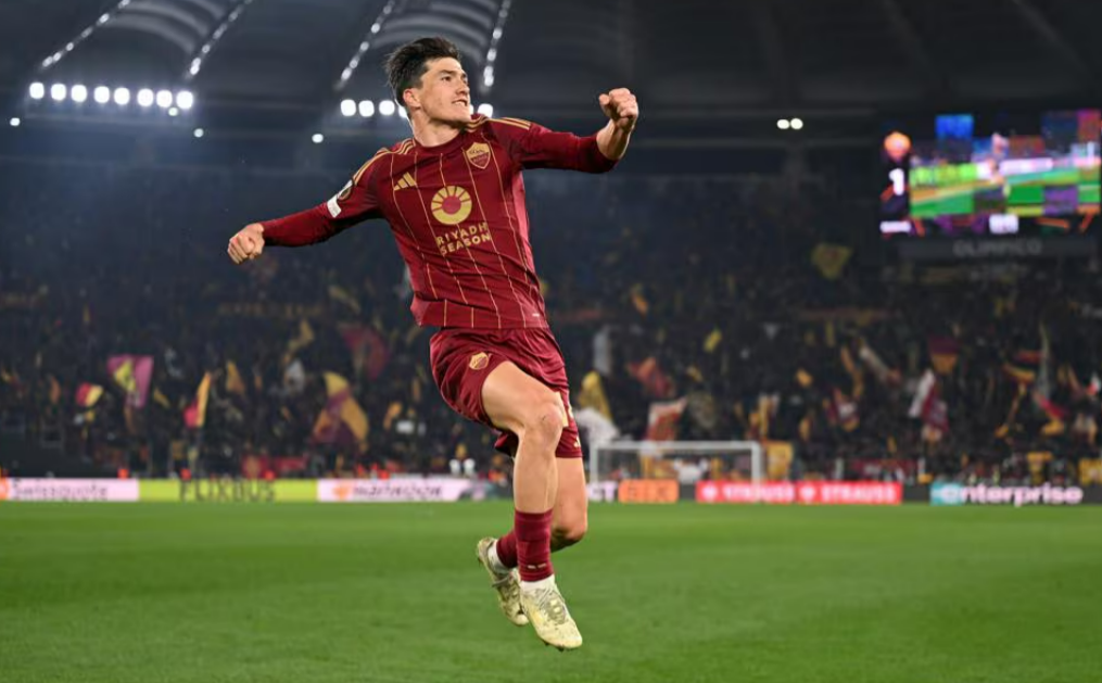 Эльдор Шомуродов принес "Роме" победу на последней компенсированной минуте. Фото: УЕФА