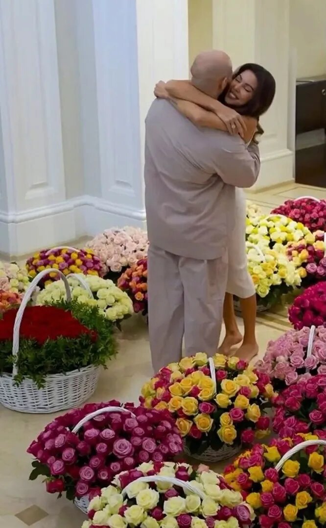 Жена рэпера Джигана Оксана Самойлова выкладывала в соцсетях фото миллиона роз, которые ей подарил муж. Было и видео - корзины в дом несли десятки доставщиков. А мог подарить несколько квартир! Соцсети.