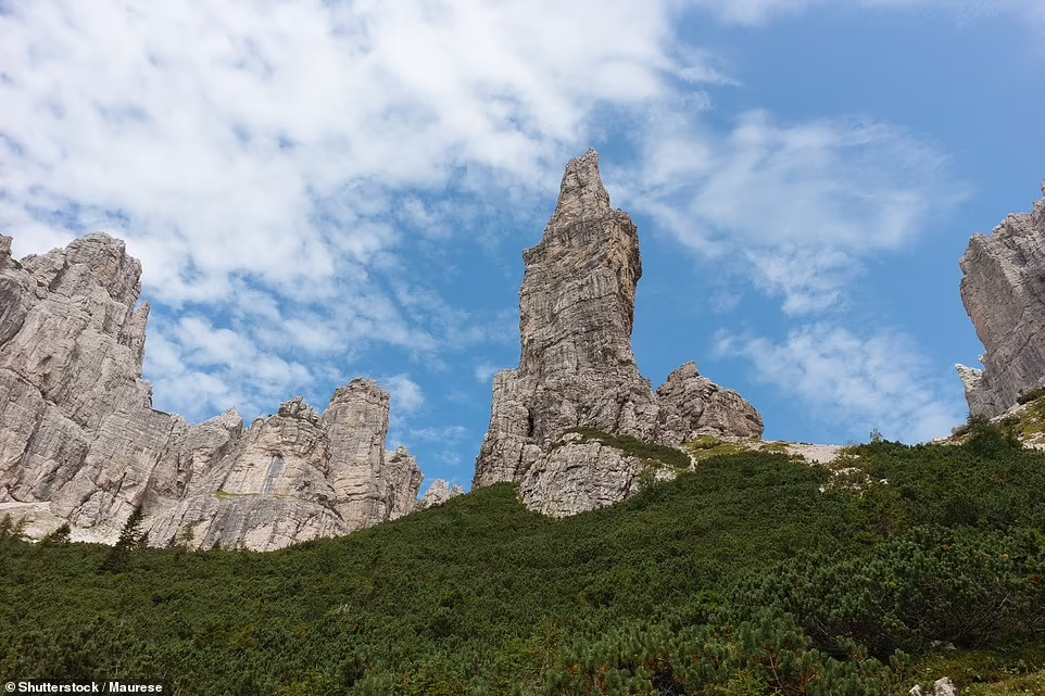 НАЦИОНАЛЬНЫЙ ПАРК ДОЛОМИТИ-ФРУЛАНЕ: «Это суровый и дикий участок Доломитовых Альп, о котором почти никто не говорит», — говорит Мешка Брэнд, искательница приключений и основательница Sand & Elevation. Она продолжает: «Этот район — просто находка для тех, кто любит уединение. Тропинки петляют по нетронутым долинам и среди зубчатых вершин, и кажется, что ты на другой планете». На фото выше — шпиль Валь-Монтанья в этом районе, «драматическое скальное образование, которое вблизи кажется почти сюрреалистичным».