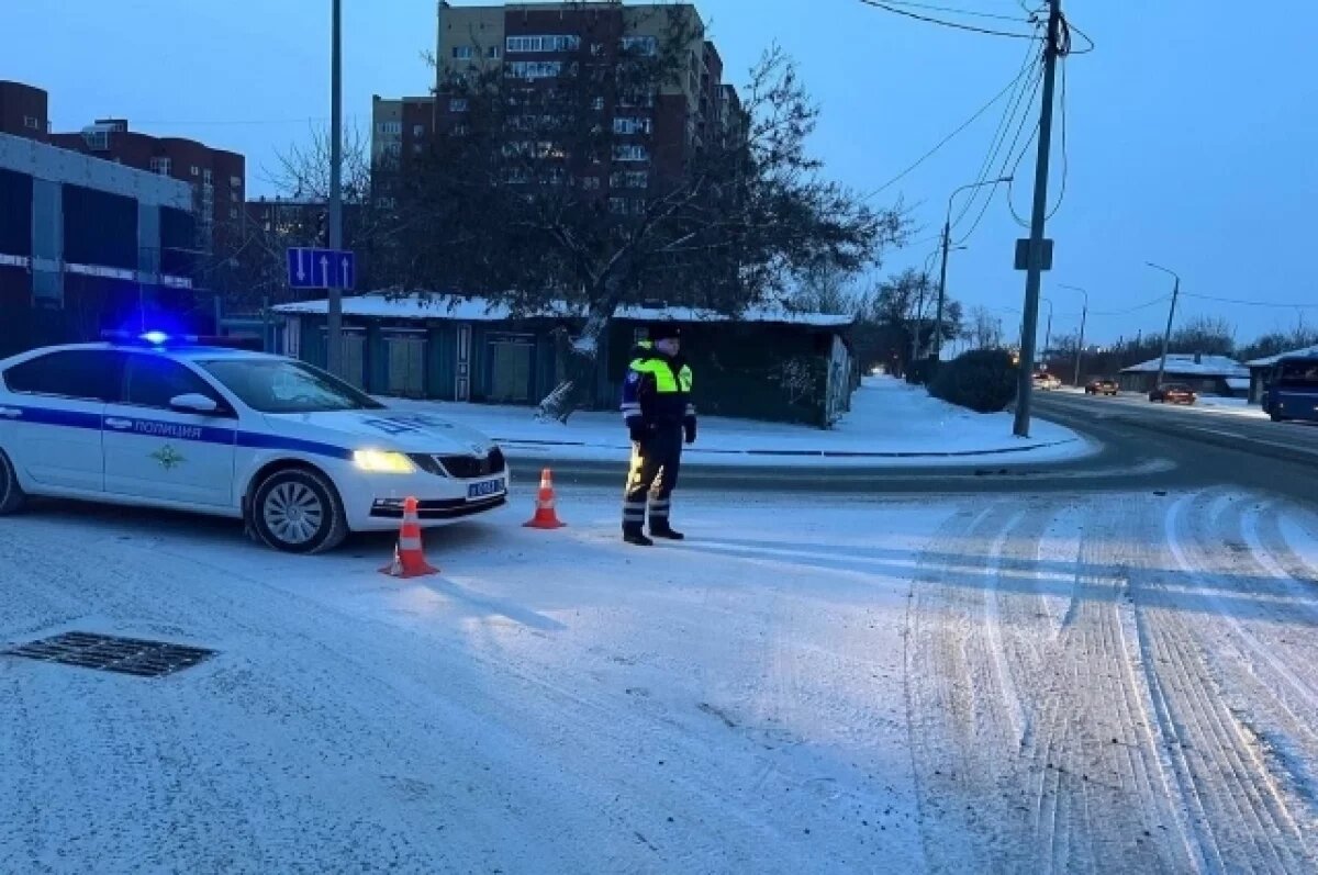    На одном из перекрестков Тюмени дежурят регулировщики движения