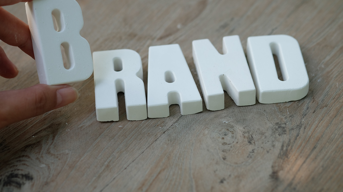 Великий бренд — это не просто логотип, реклама или красивый слоган. Это сложная многослойная система, которая формирует восприятие компании в глазах клиентов. Он заставляет людей возвращаться снова и снова, превращая разовую продажу в долгосрочные отношения. 