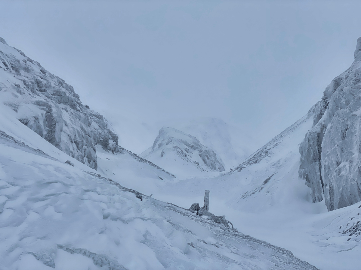 Остаток деревянного столба на входе в перевал Юкспоррлак. Под столбом - куча железной проволоки