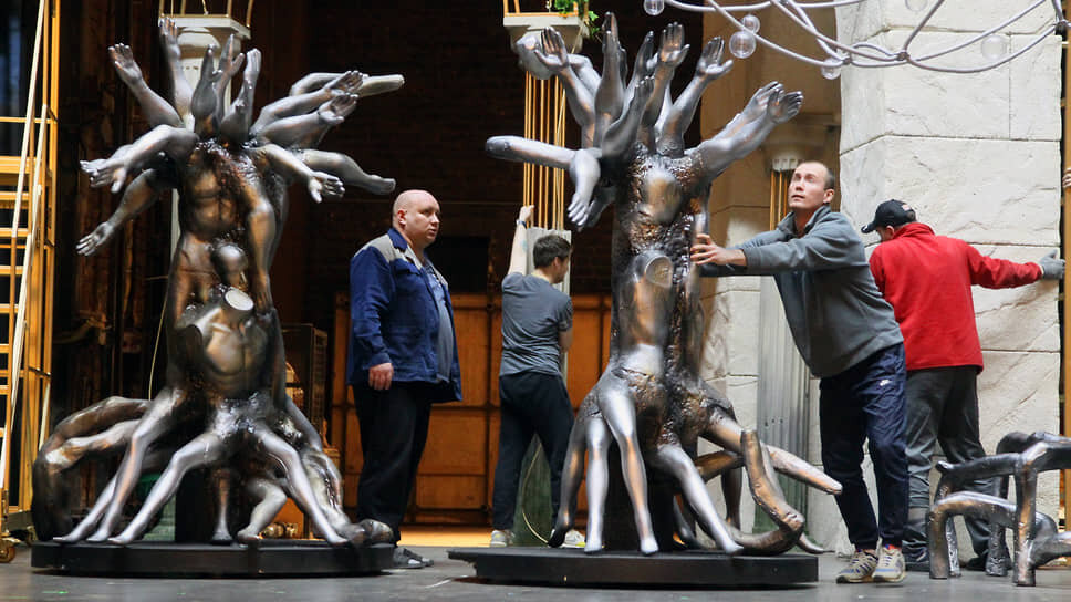 Рабочие сцены устанавливают декорации.📷Фото: Роман Яровицын / Коммерсантъ