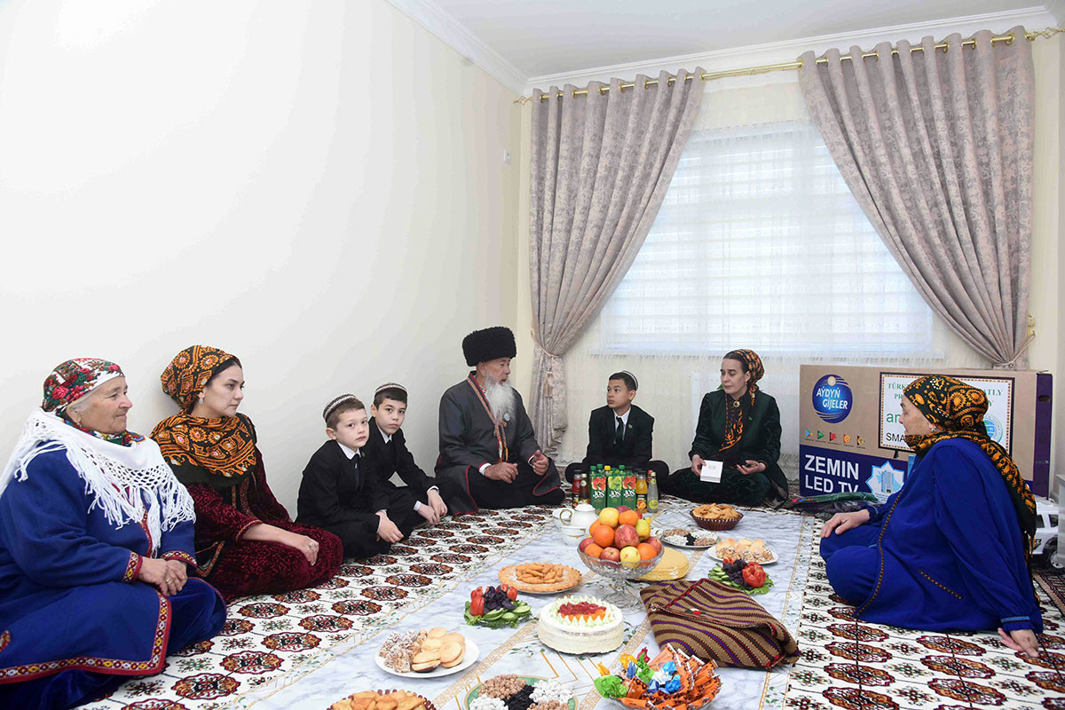 Счастливые новосёлы, получившие ключи от новых квартир, с радостью встретят Международный женский день в обновлённых домах.Четырёхэтажные здания, одно на 64 квартиры и два дома – на 48 квартир, отличаются просторными планировками, большими прихожими и уютными комнатами, а также кухнями, оснащёнными современными бытовыми приборами.