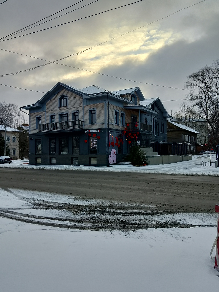 Утро четверга и декор с прошедшего 14 февраля на входной группе кафе "Оптимист". Фото автора
