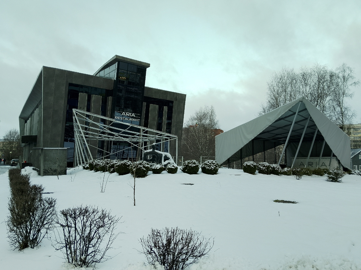 За ночь опять выпал снег, который к обеду растает. А ещё с вечера четверга и всю ночь на пятницу шёл дождь, так что у снега нет шансов. Фото автора