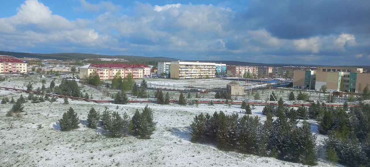 Школа справа, её видно из окна