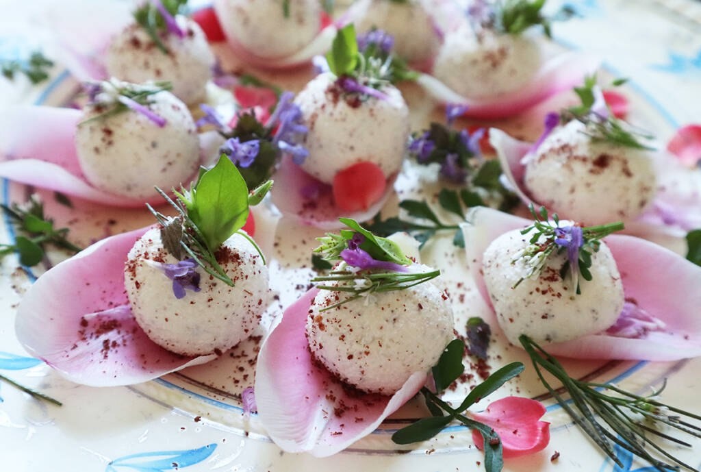 Закуска с лепестками тюльпанов, www.gardenista.com/posts/tulip-petals-snacks